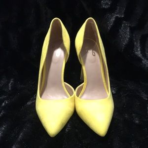 Yellow pumps